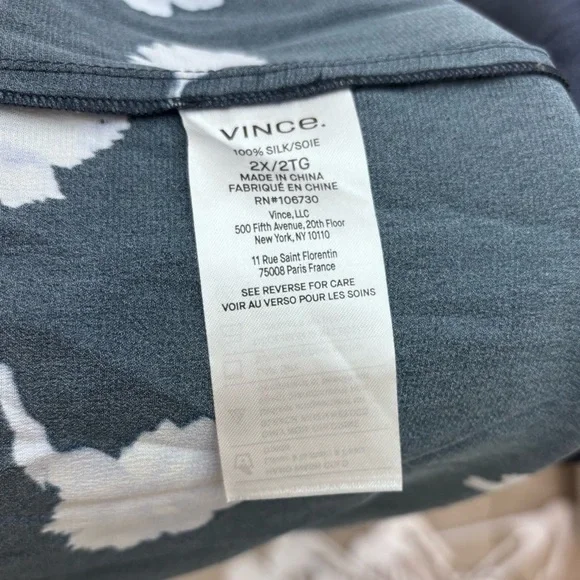 Vince Designer
Sea Carnation Print Silk Blouse 2X 100% silk - Picture 5 of 5